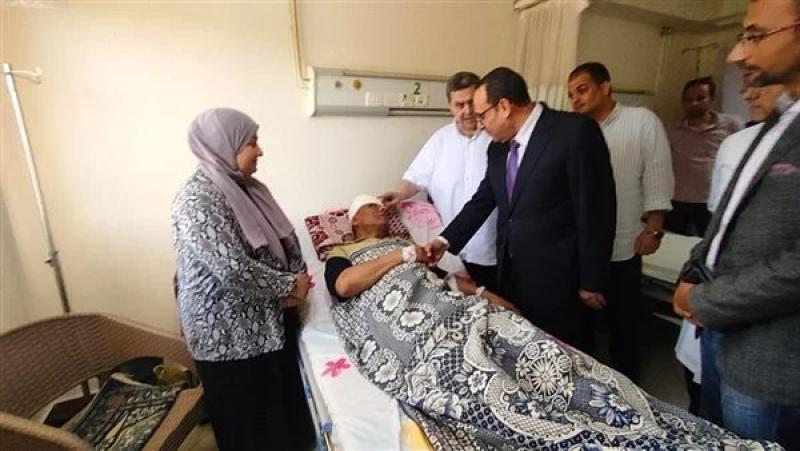 محافظ شمال سيناء يزور مدير الإدارة التعليمية بنخل في مستشفى العريش