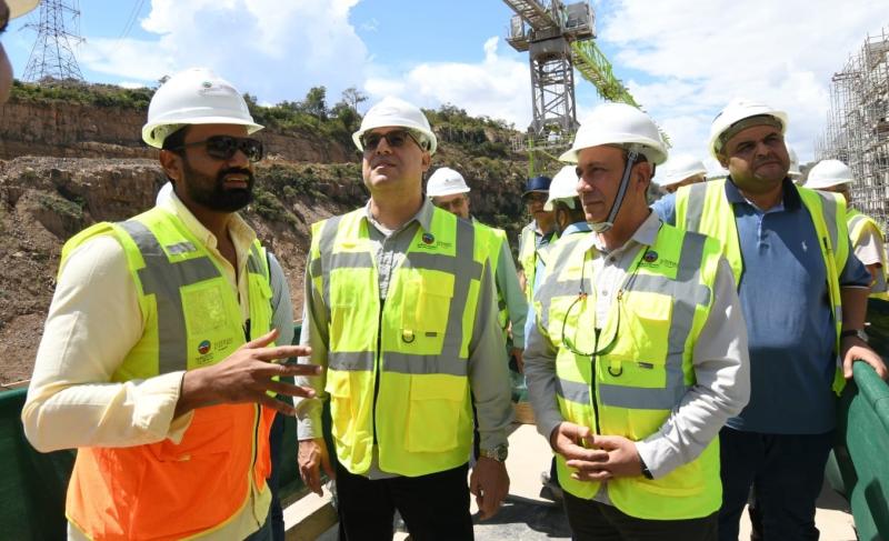 وزير الإسكان يتفقد مشروع سد ومحطة «جوليوس نيريرى» بتنزانيا