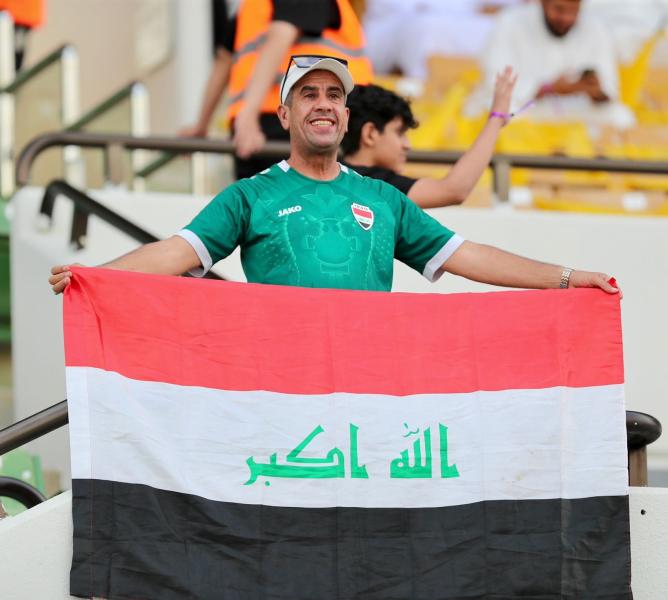 مشجع عراقي وحيد يساند فريقه أمام النصر في البطولة العربية (صورة)