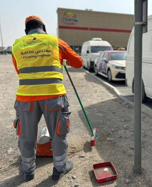 صورة لعامل نظافة في دبي تثير موجة من التناقضات.. ماالقصة