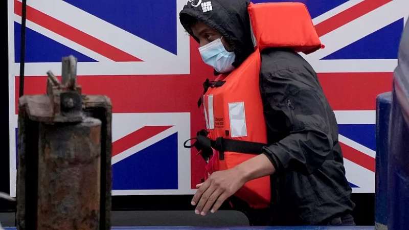 عملية إنقاذ فرنسية بريطانية في بحر المانش بعد انقلاب قارب مهاجرين