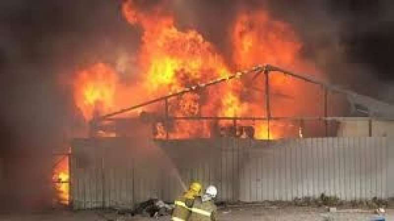 إصابة 3 أشخاص إثر حريق هائل في مصنع بالروبيكي