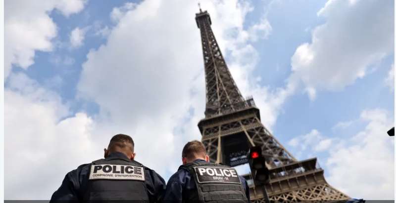 شاهد.. إنذار أمني بوجود قنبلة يتسبب في إخلاء برج إيفل بباريس