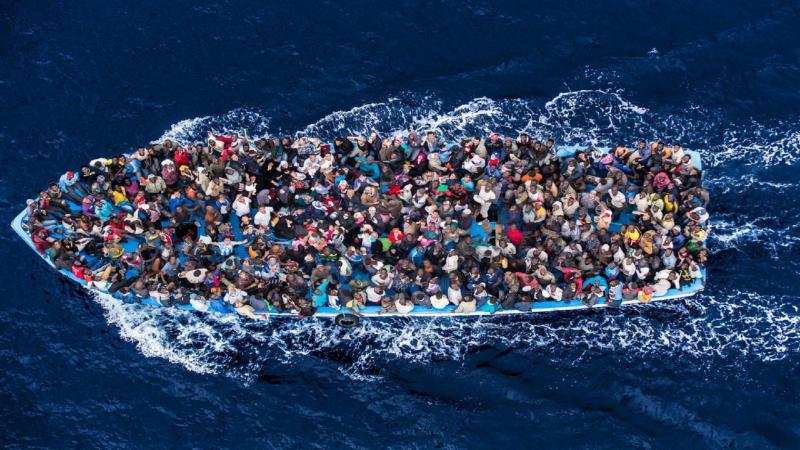 في طريقها لإيطاليا.. إنقاذ مركب هجرة غير شرعية على متنها مصريين