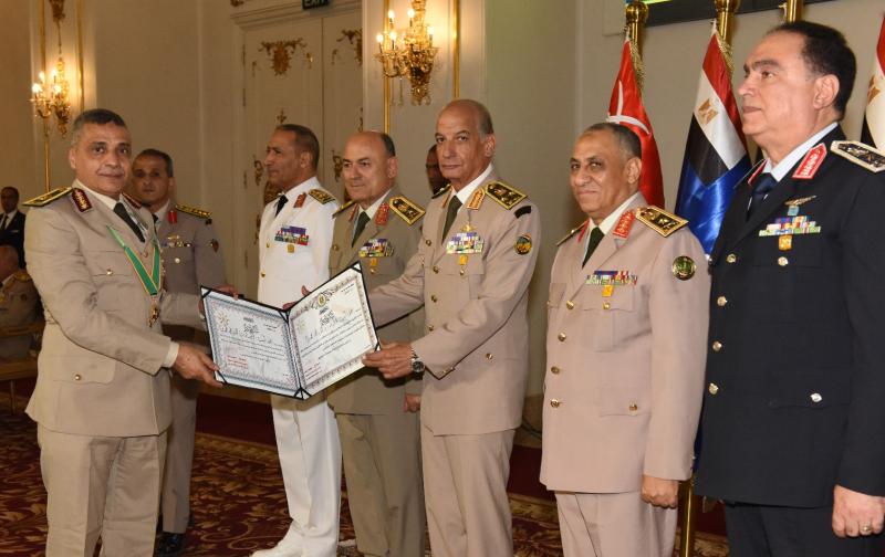 وزير الدفاع يكرم قادة القوات المسلحة المحالين للتقاعد