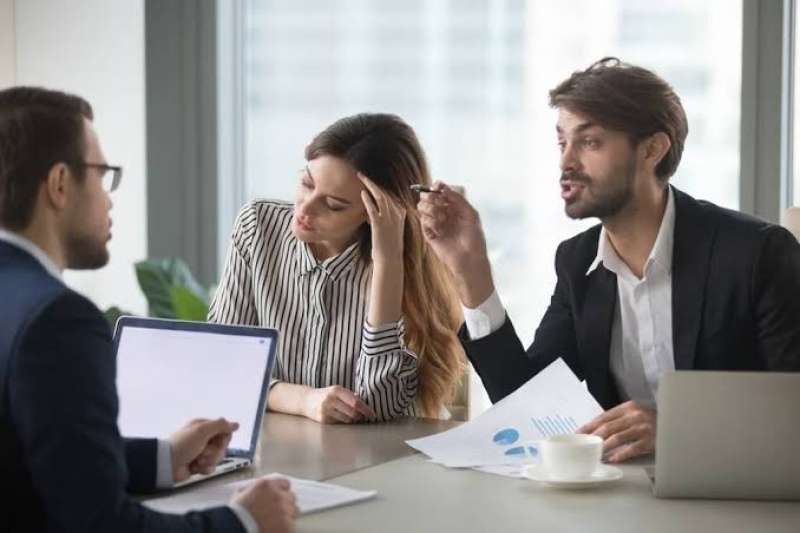 4 نصائح فعالة للتعامل مع زميل العمل العنيد