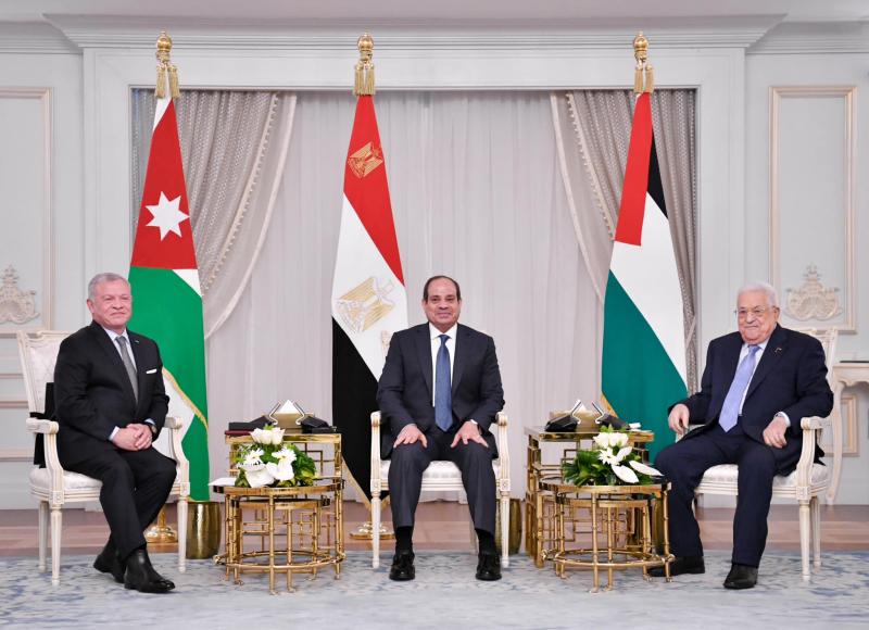 السيسي ونظيريه الأردني والفلسطيني يؤكدون استمرار جهود إعادة السلام بالمنطقة