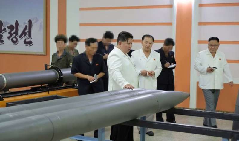 زعيم كوريا الشمالية يأمر بصنع المزيد من الصواريخ قبل التدريبات الأمريكية في كوريا الجنوبية