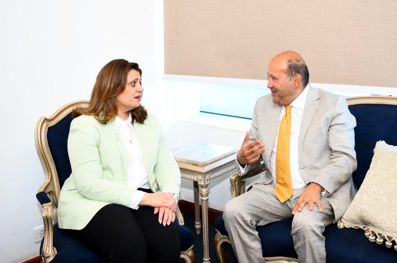وزيرة الهجرة مع السفير هشام بدر