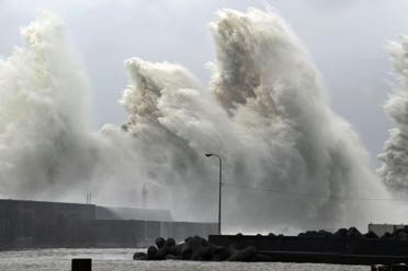 العاصفة «لان».. إجلاء المواطنين في 10 محافظات وانقطاع الكهرباء باليابان