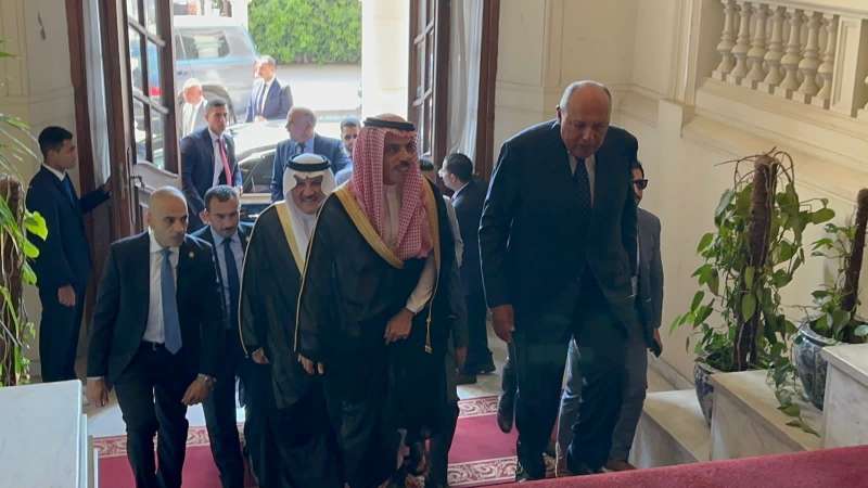 وزير الخارجية ونظيره السعودي يتفقان على استمرار التنسيق خلال المرحلة القادمة