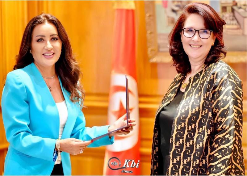 تكريم لطيفة من وزيرة الثقافة التونسية 