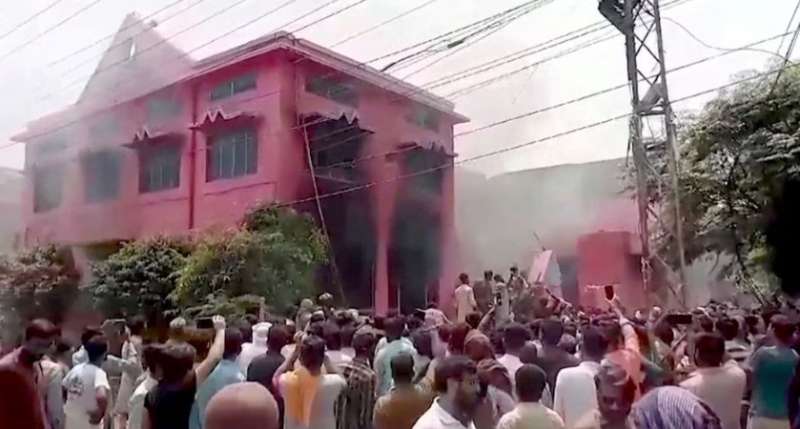 القوات الباكستانية تنتشر لحراسة المسيحيين بعد عمليات حرق الكنائس