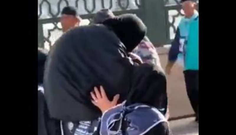 معتمرة مصرية تحمل والدتها لتأدية صلاتها في المسجد النبوي