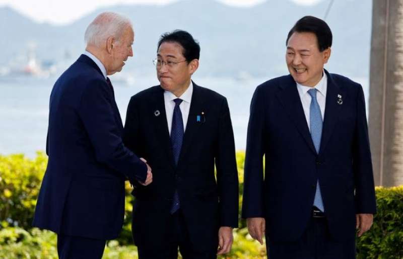تعميق العلاقات العسكرية والاقتصادية بين الولايات المتحدة وكوريا الجنوبية واليابان في قمة كامب ديفيد