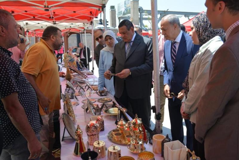 وزير التنمية المحلية يتفقد معرض ”أيادي مصر” للحرف اليدوية والتراثية بالقليوبية