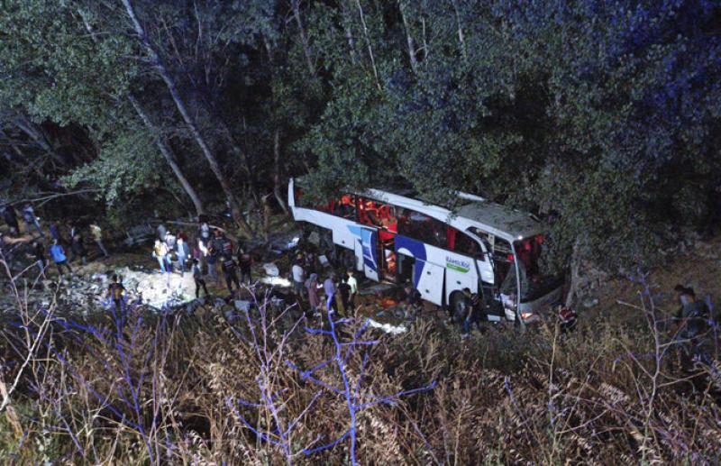مقتل 12 راكبا إثر تحطم حافلة ركاب وسط تركيا