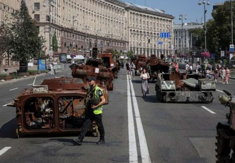 أوكرانيا تستعرض الدبابات الروسية المدمرة في وسط كييف