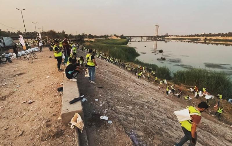 عراقيون ينظفون نهر دجلة من القمامة