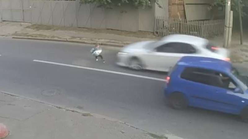 صدمة سيارة بطفل أثناء عبوره الطريق 