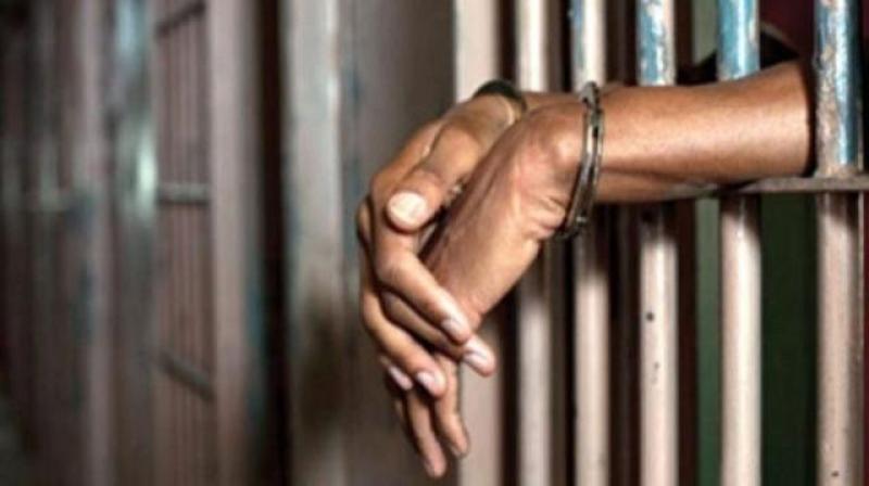حبس ٥ أشخاص بتهمة الاتجار بالنقد بالقاهرة