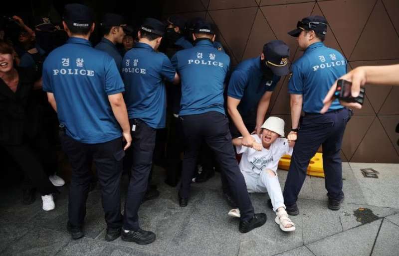 اعتقال المتظاهرين في كوريا الجنوبية