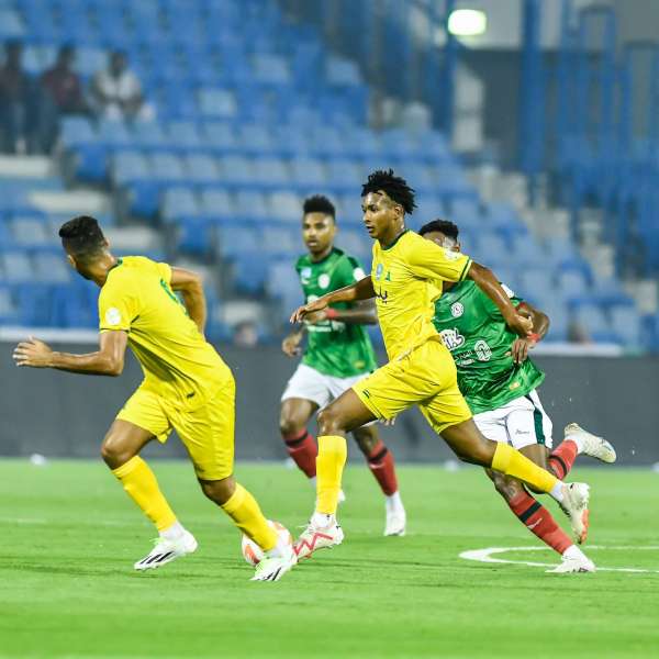 محمد شريف يساهم في أول أهداف الخليج أمام الاتفاق في الدوري السعودي