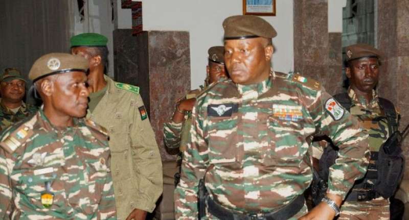 المجلس العسكري في النيجر يطرد السفير الفرنسي من البلاد