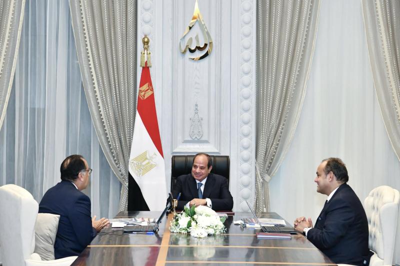 الموقع الرئاسي ينشر فيديو اجتماع الرئيس مع رئيس الوزراء ووزيري التجارة والسياحة