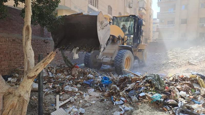 رئيس حي الهرم يكثف حملات النظافة ورفع المخلفات بالهضبة