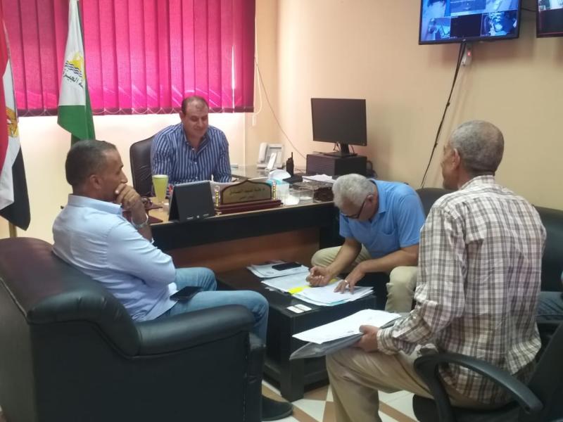 رئيس حي الهرم يستمع لشكاوى المواطنين بمكتبه