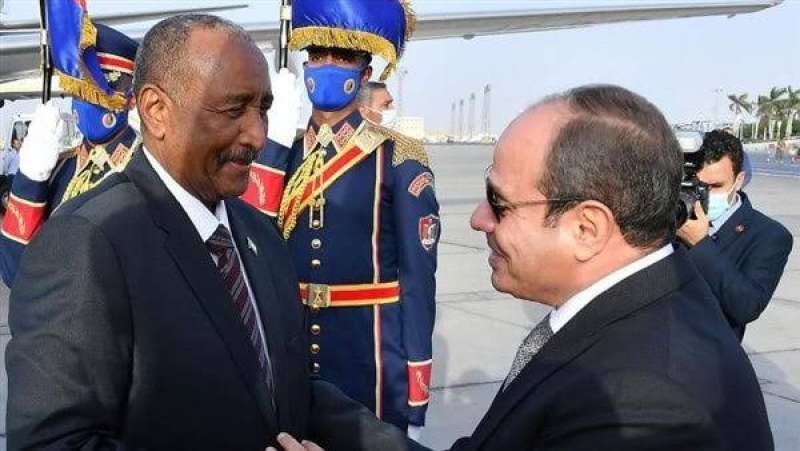 الرئيس السيسي يستقبل رئيس مجلس السيادة السوداني في مطار العلمين