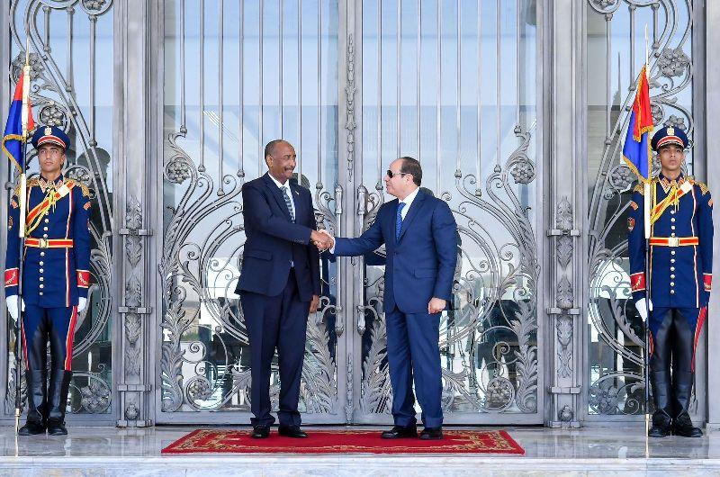 الرئيس السيسي يؤكد على موقف مصر الثابت بالوقوف بجانب السودان