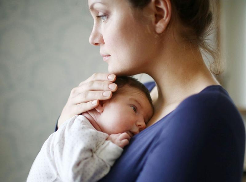 دراسة تكشف تأثير تناول الأدوية على صحة الأمهات المصابات باكتئاب ما بعد الولادة