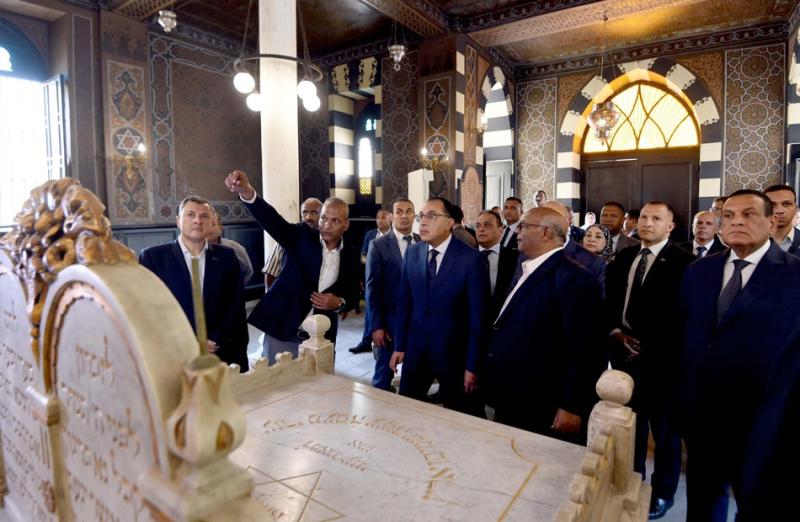 رئيس الوزراء يجري جولة بمعبد «بن عزرا» الأثري بعد افتتاحه وترميمه