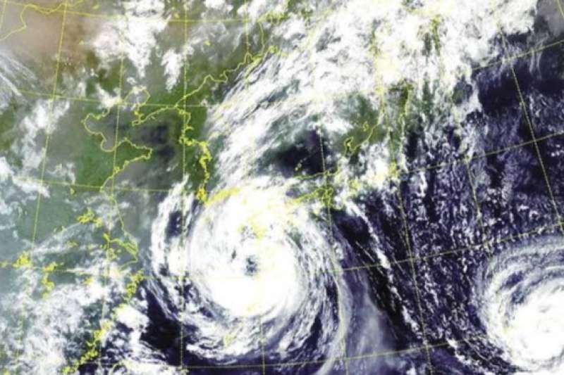 أخطر إعصار يضرب الصين منذ 70 عاما.. والسلطات توجه 16 سفينة إنقاذ