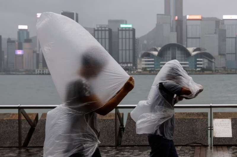 إلغاء الرحلات الجوية وإغلاق الشركات لأبوابها في هونغ كونغ مع اقتراب إعصار ساولا القوي