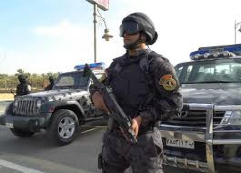 القبض على المتهم بالشروع في قتل صاحب شركة ملابس لسرقته بالقاهرة