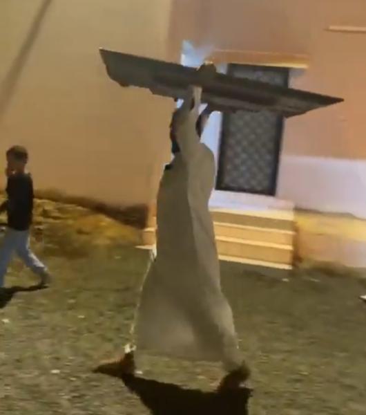 مشجع سعودي يلقي التلفزيون في الشارع بعد خسارة فريق الاتحاد (فيديو)