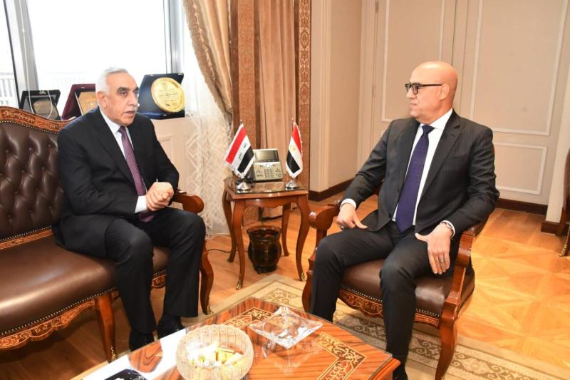 وزير الإسكان يبحث مع السفير العراقى بالقاهرة سبل تعزيز التعاون بين البلدين