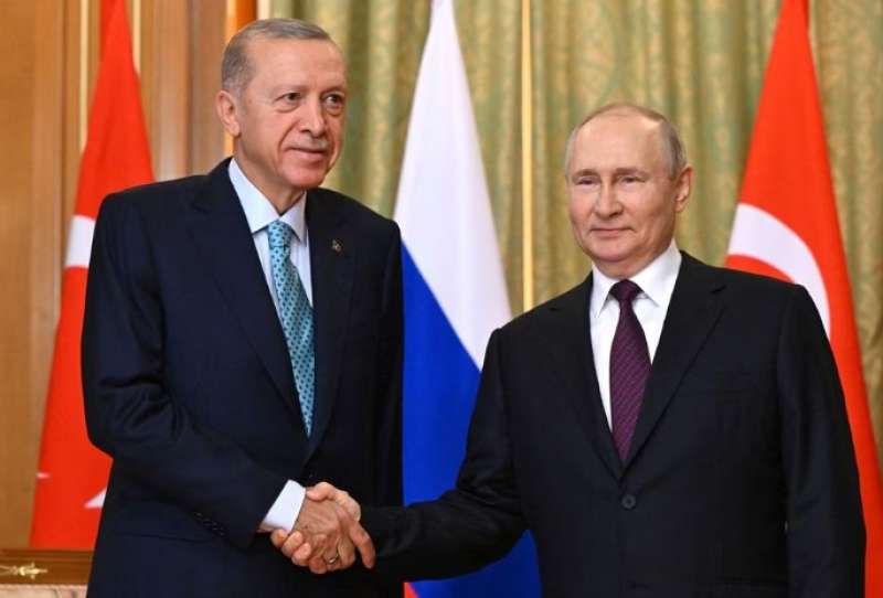 أردوغان يلتقي بوتين في سوتشي سعيا لإحياء اتفاق تصدير الحبوب الأوكرانية