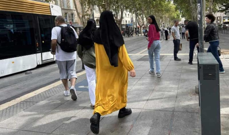 منع دخول طالبات يرتدين الزي الإسلامي في المدارس الفرنسية.. ما القصة؟