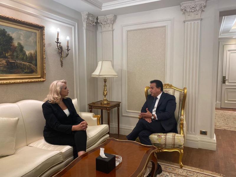 وزير الصحة يجتمع مع وزيرة رعاية الأسرة بصربيا