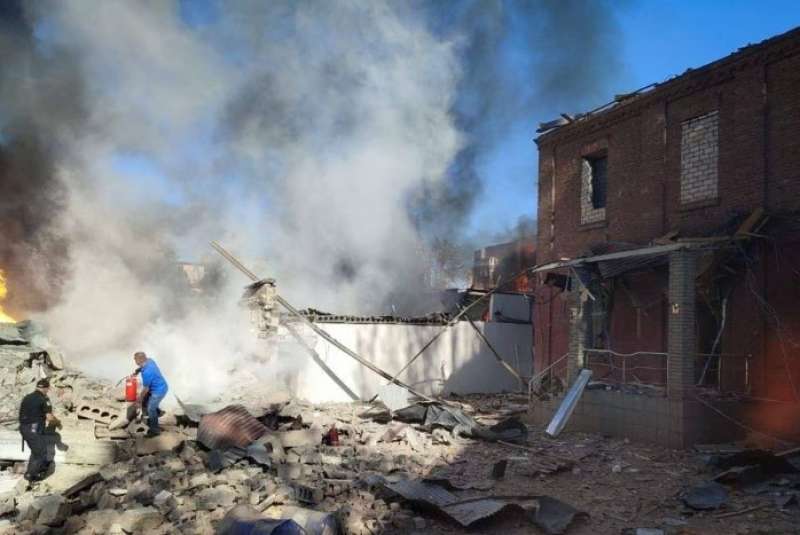 مقتل أربعة أشخاص وإصابة العشرات في غارات جوية روسية على أوكرانيا