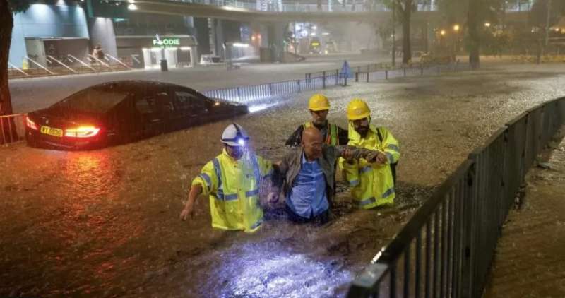 الفيضانات تحول شوارع هونج كونج إلى أنهار هائجة