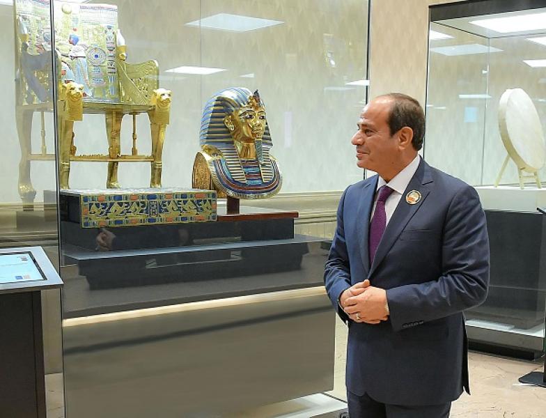 الرئيس السيسي يتفقد النماذج الأثرية المصرية المعروضة بقمة العشرين