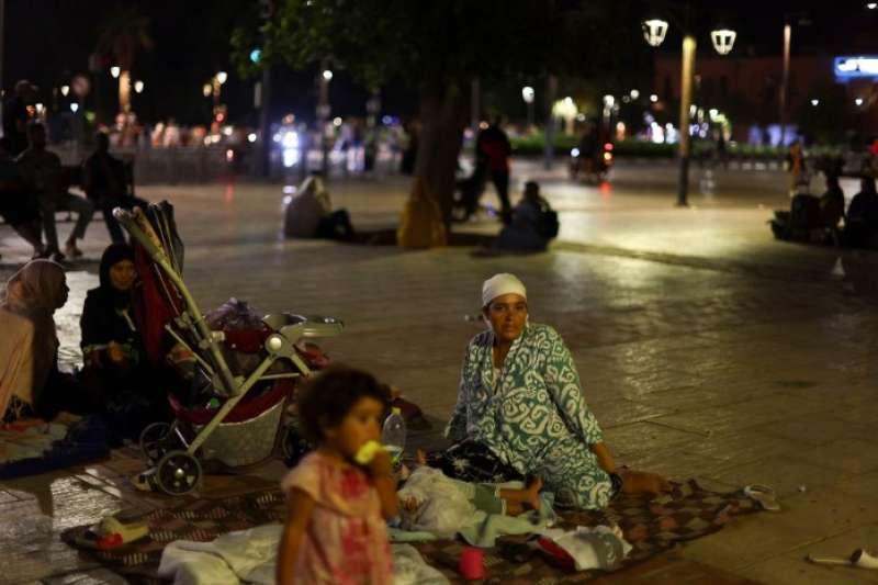 مغاربة يقضون ليلة ثانية في العراء وارتفاع ضحايا الزلزال لأكثر من 2000