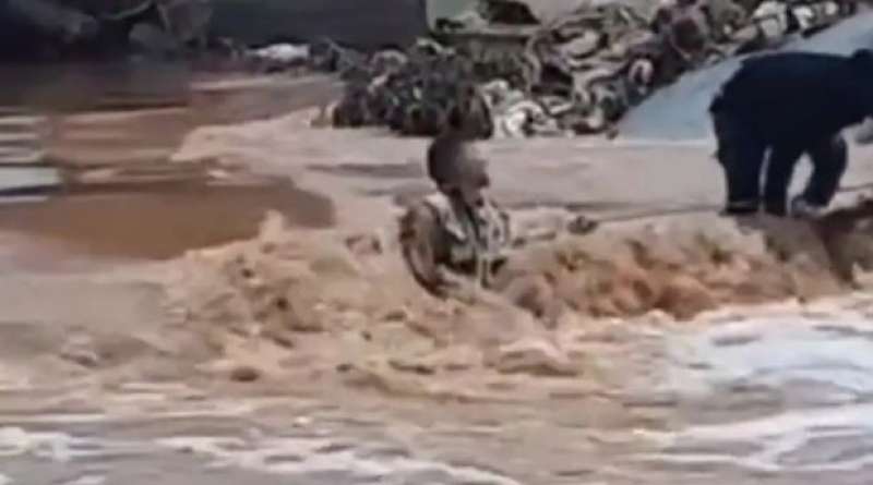 فيديو لشاب ليبي وسط السيول يثير الحزن.. ما القصة؟