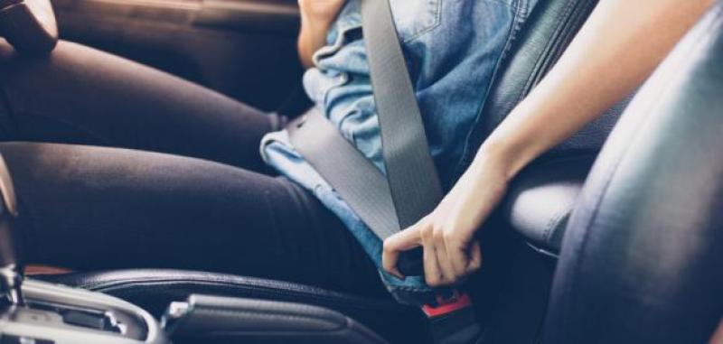 ربط حزام الأمان في السيارات يحافظ على سلامتك ويبعدك عن الغرامة
