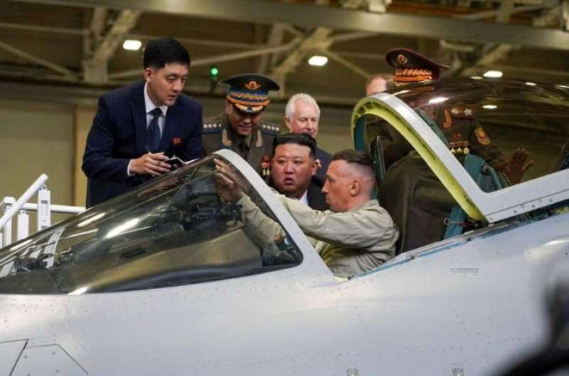 زعيم كوريا الشمالية يتفقد مصنع الطائرات المقاتلة الخاضع للعقوبات في روسيا